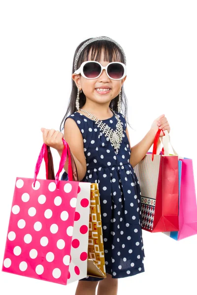 Asiático poco china chica con compras bolsa — Foto de Stock