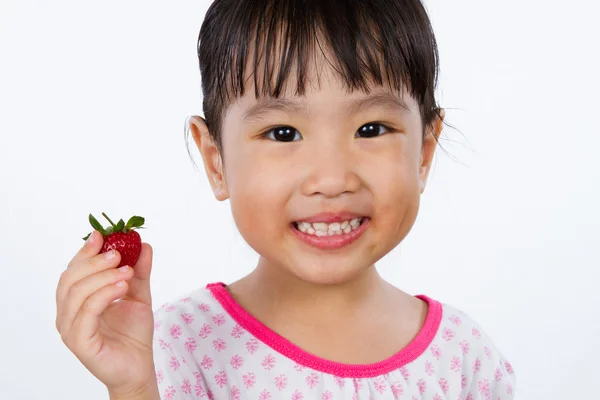 Азиатская маленькая китайская девочка держит в руках Strawberry — стоковое фото