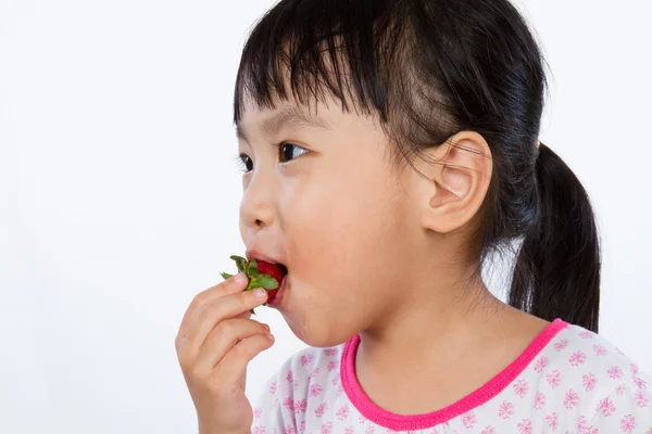 Asiático poco china chica comer fresa — Foto de Stock