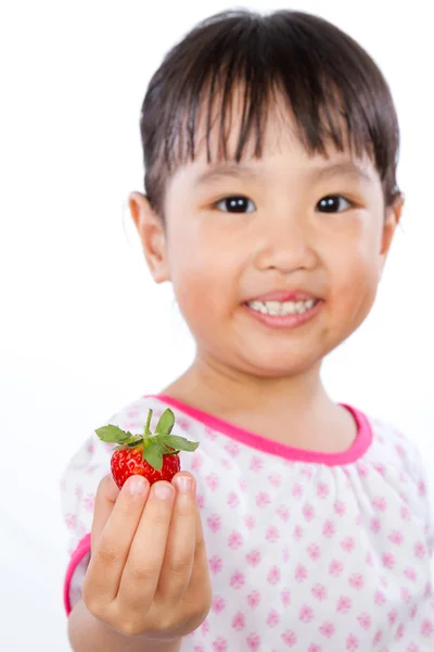 Asiático poco china chica holding fresa —  Fotos de Stock