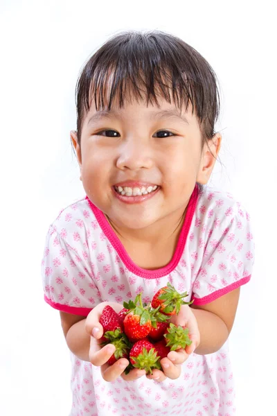 Asiático poco china chica holding fresa — Foto de Stock