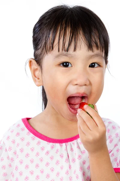 Asiático poco china chica comer fresa — Foto de Stock