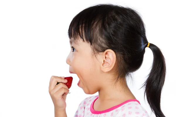 Asiático poco china chica comer fresa — Foto de Stock