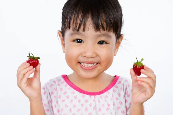 Азиатская маленькая китайская девочка держит в руках Strawberry — стоковое фото