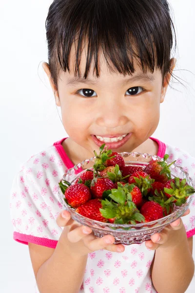 Asiatique petite chinoise fille tenant fraise — Photo