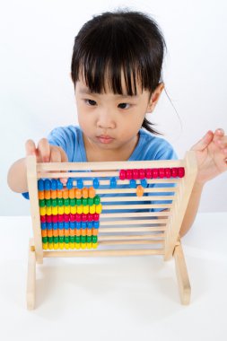 Asyalı küçük Çinli kız renkli Abacus oynarken