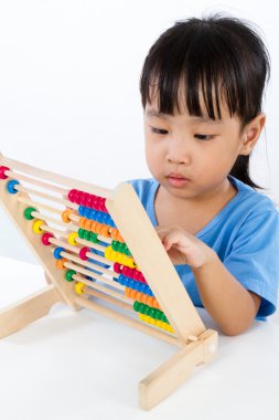 Asyalı küçük Çinli kız renkli Abacus oynarken