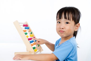 Asyalı küçük Çinli kız renkli Abacus oynarken