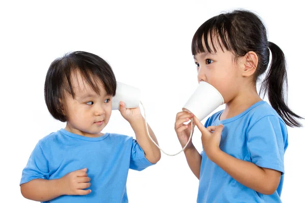 Asyalı küçük Çinli kızlar kağıt bardak ile oynamak — Stok fotoğraf