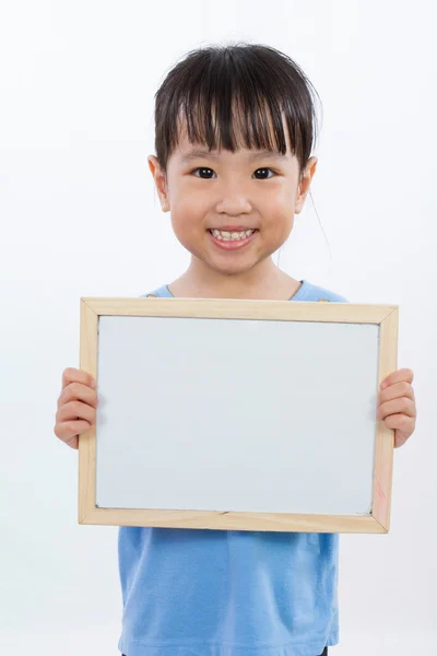 Asyalı küçük Çinli kız bir beyaz tahta Holding — Stok fotoğraf