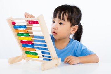 Asyalı küçük Çinli kız renkli Abacus oynarken