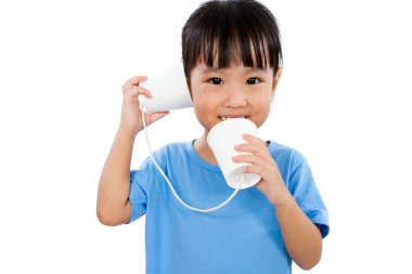 Asyalı küçük Çinli kız kağıt bardak ile oynamak