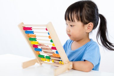 Asyalı küçük Çinli kız renkli Abacus oynarken