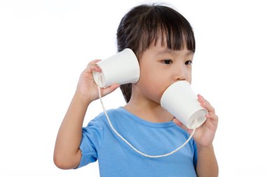 Asyalı küçük Çinli kız kağıt bardak ile oynamak