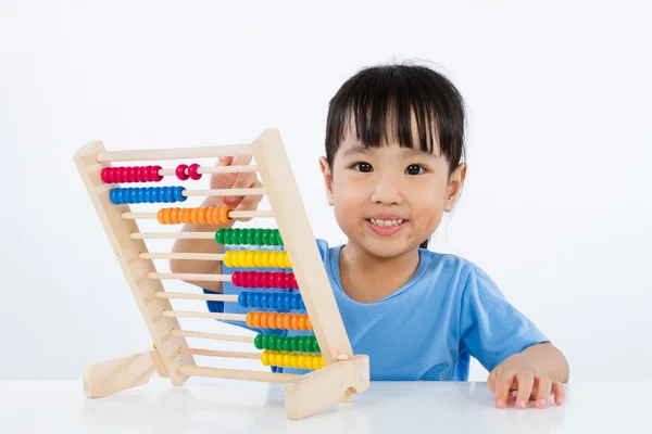 Азіатський китайський дівчинка гра барвисті Abacus — стокове фото