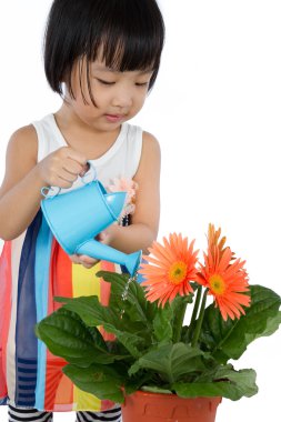 Asyalı küçük Çinli kız çiçek sulama