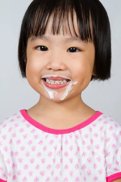Asijské malé čínské dívky jíst zmrzlinu — Stock fotografie