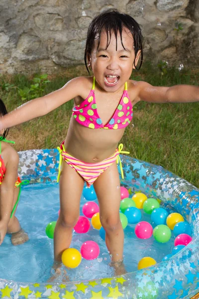 Asyalı küçük Çinli kız bir şişme lastik Swimmi oynarken — Stok fotoğraf
