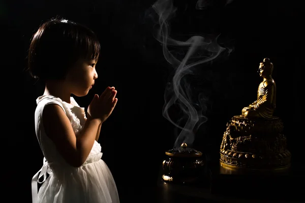 Asiatico piccolo cinese ragazza pregando di fronte a buddha — Foto Stock