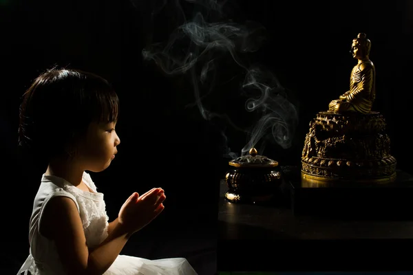 Asiatico piccolo cinese ragazza pregando di fronte a buddha — Foto Stock