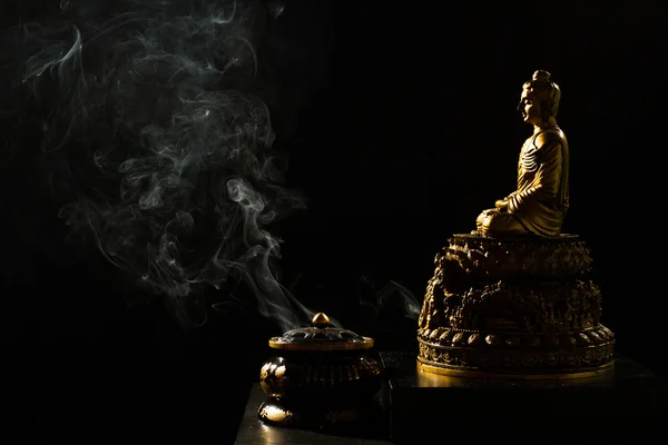 Сидящий Бронзовый Будда с горелкой — стоковое фото