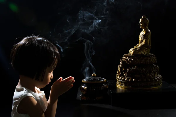 아시아 작은 중국 여자 기도 부처님 앞 — 스톡 사진
