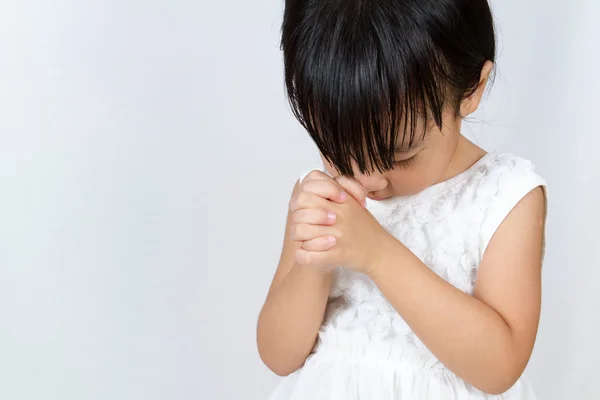 アジアの中国の女の子が祈っています。 — ストック写真