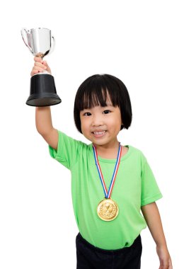 Asyalı küçük Çinli kız gülümser bir kupa ile altın madalya