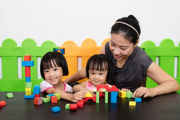 Asiático niños y madre jugando juntos — Foto de Stock