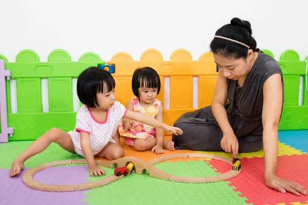 Asijské děti a matka spolu hrají — Stock fotografie