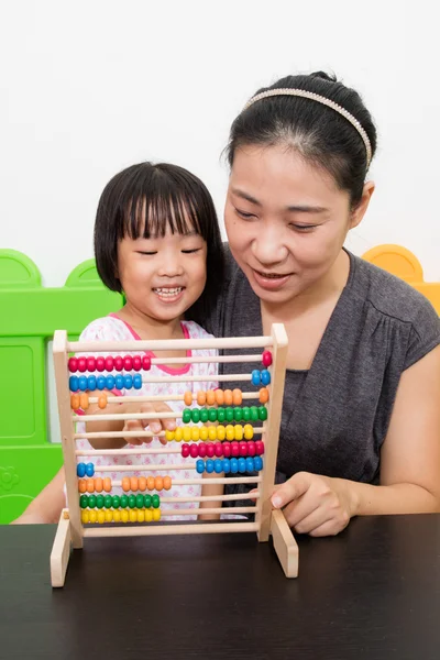 Asiático poco china chica y madre jugando abaco juntos — Foto de Stock