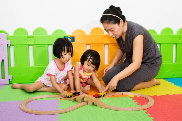 Asiático niños y madre jugando juntos — Foto de Stock