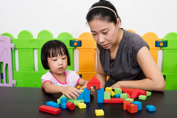 Asiática poco china chica y madre jugando juntos — Foto de Stock