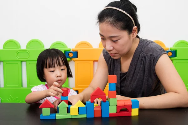 Asiática poco china chica y madre jugando juntos — Foto de Stock