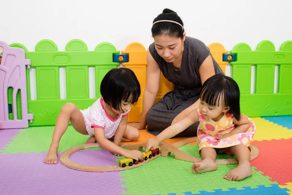 Asiatische Kinder und Mutter spielen zusammen — Stockfoto