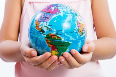 Dünya küre ellerinde tutan küçük bir çocuk