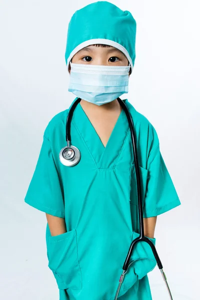 Azjatycki chiński dziewczynka gra lekarza z maska i Stethos — Zdjęcie stockowe