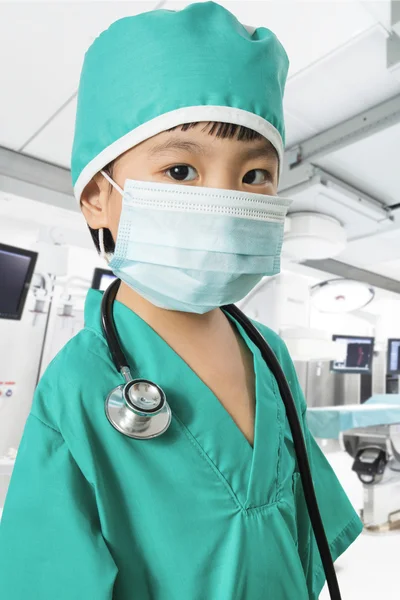 Asiática poco china chica jugando un médico con máscara y stethos — Foto de Stock