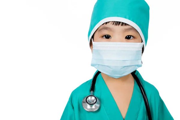 Asiática poco china chica jugando un médico con máscara y stethos — Foto de Stock