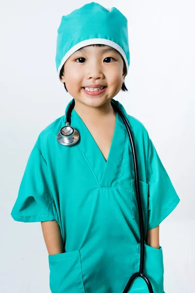 Азиатская маленькая китаянка играет в доктора со стетоскопом — стоковое фото