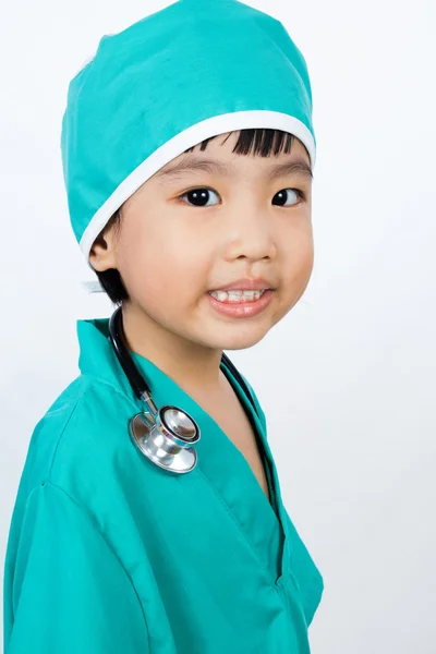 Asiatische kleine chinesische Mädchen spielen ein Arzt mit Stethoskop — Stockfoto