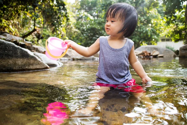 Ásia pouco chinês menina jogar no riacho — Fotografia de Stock