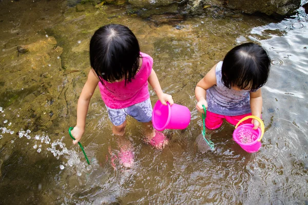 Asiático meninas chinesas brincando em Creek — Fotografia de Stock