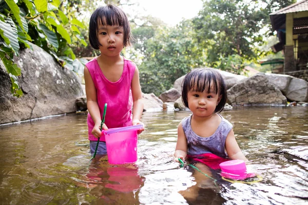 Asiático meninas chinesas brincando em Creek — Fotografia de Stock