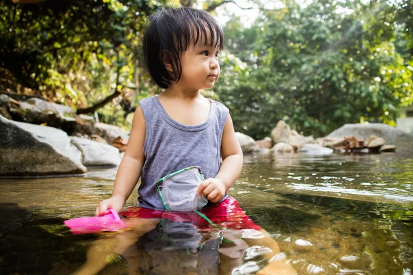 Aziatische Chinees meisje spelen in Creek — Stockfoto