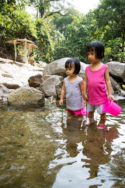 Asiático meninas chinesas brincando em Creek — Fotografia de Stock