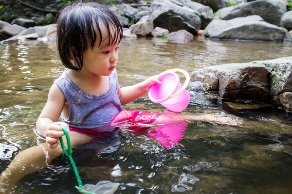 Ásia pouco chinês menina jogar no riacho — Fotografia de Stock