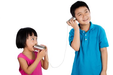 Teneke kutu telefon ile oynayan Asya Çin çocuk