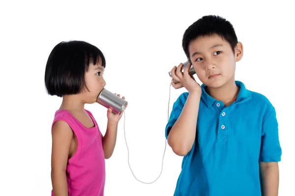 Азиатский китайский ребенок играет с жестяной банкой Телефон — стоковое фото