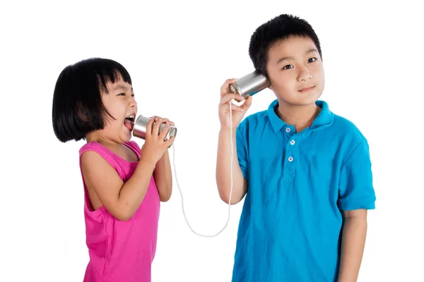 Azjatycki chiński dzieciak bawił blaszany telefon — Zdjęcie stockowe